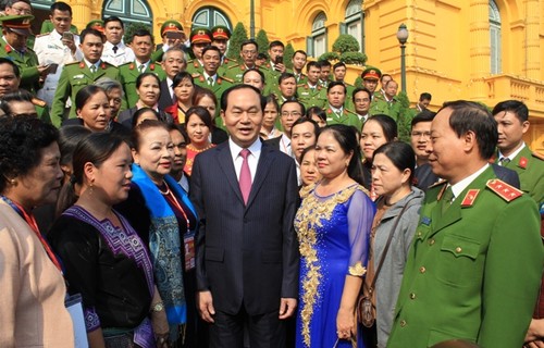 Staatspräsident Tran Dai Quang trifft Vorbilder des Anti-Drogen-Kampfes - ảnh 1